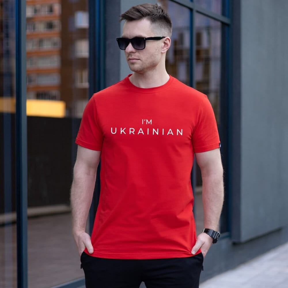 Футболка чоловіча однотонна червона Pobedov Peremoga - I'M UKRAINIAN наклейка біла POB_00000007199