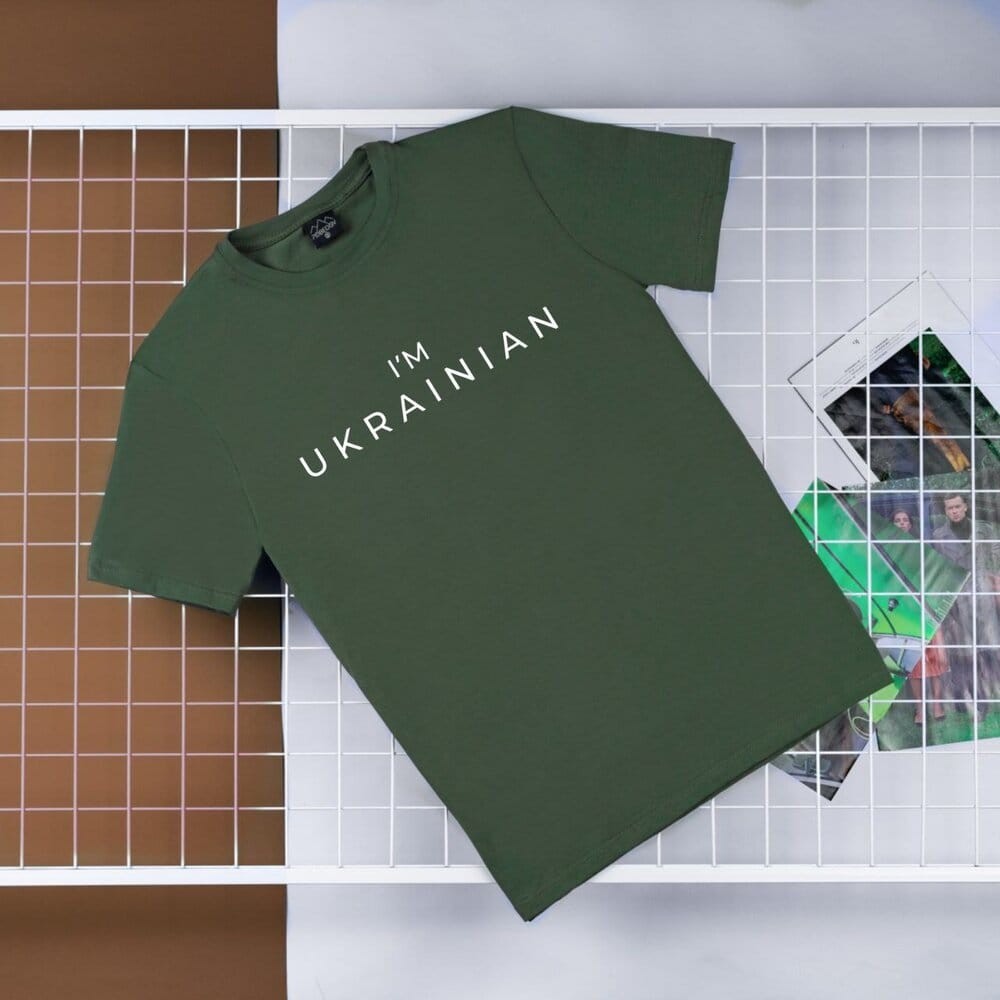 Футболка чоловіча однотонна хакі Pobedov Peremoga - I'M UKRAINIAN наклейка біла POB_00000007191