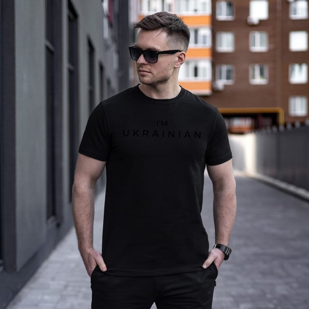Футболка чоловіча однотонна чорна Pobedov Peremoga - I'M UKRAINIAN наклейка чорна POB_00000007201