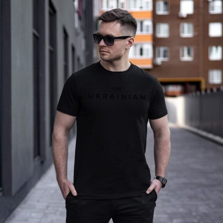 Футболка чоловіча однотонна чорна Pobedov Peremoga - I'M UKRAINIAN наклейка чорна POB_00000007201